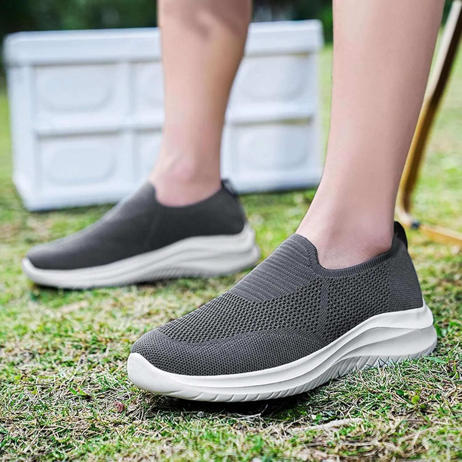 Men Sports Shoes Fashionable New Pattern Simple and Pure Color Mesh Breathable Sneaker Slippers for Men